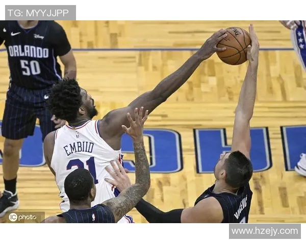 恩比德强硬动作放倒鲍威尔,领到违体犯规处罚(恩比德暴扣) 恩比德强硬动作放倒鲍威尔,领到违体犯规处罚(恩比德暴扣)